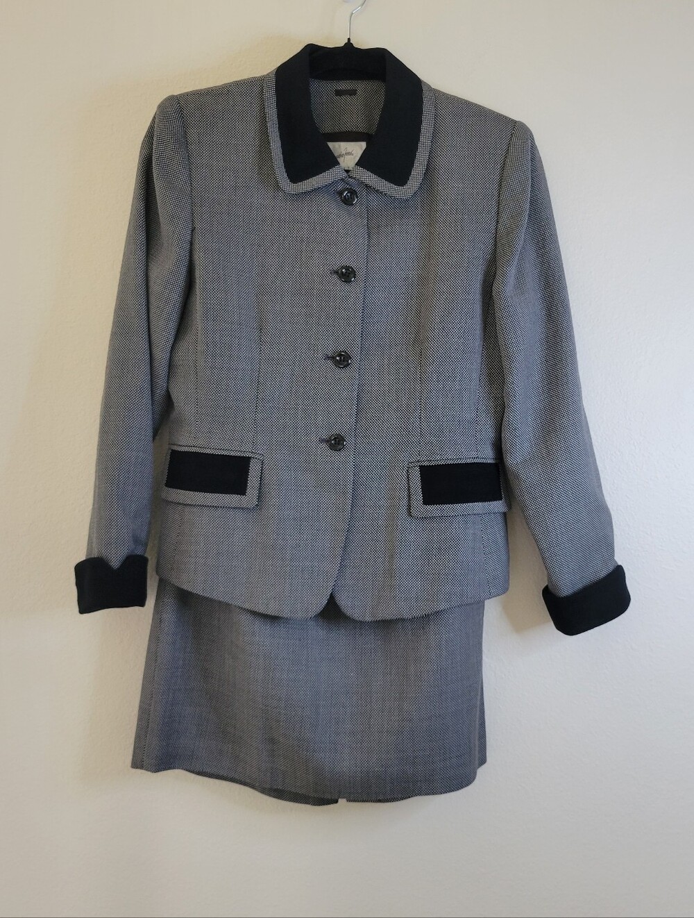 Jacqueline Ferrar 2 Pc Ladies Skirt & Jacket Lined Suit 6P Gray W Black Accents.